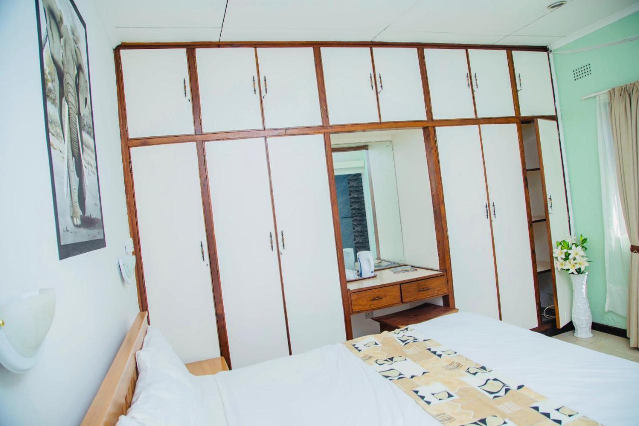 The Ad Lib Executive Lodge リロングウェ エクステリア 写真